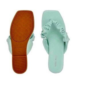 Nine West summer sandal fashion flip flops scrunched mint leather square toe 9.5